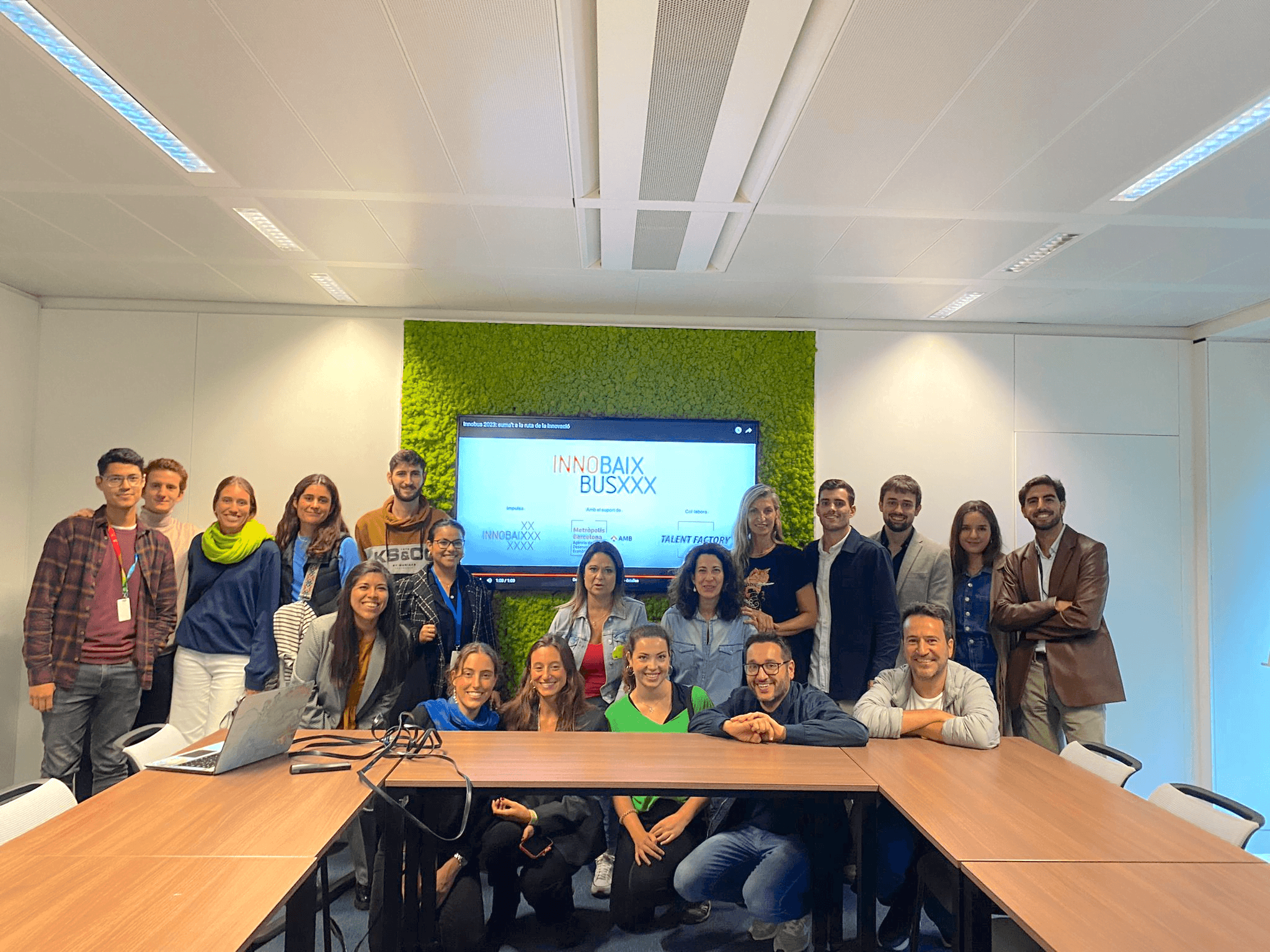 Visita de los ganadores de Innobus 2023 a las oficinas de la Fundación Finnova en Bruselas